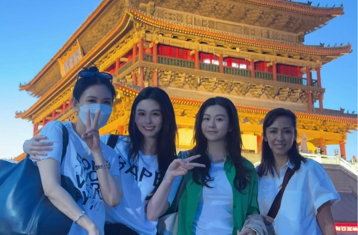 邱淑贞母女仨游西安古城，56岁妈妈戴口罩靓过女儿	，沈日颜值逆袭__邱淑贞母女仨游西安古城，56岁妈妈戴口罩靓过女儿，沈日颜值逆袭