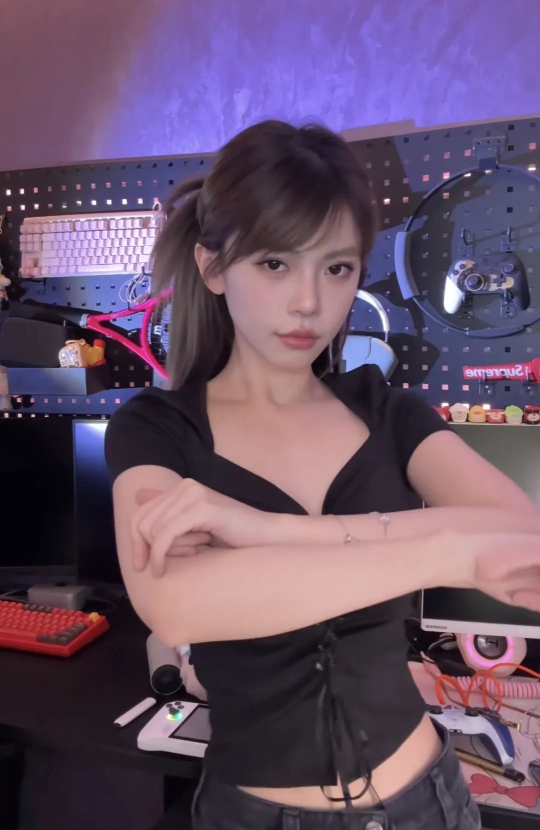 周淑怡直播间请教如何跳擦边舞!网友热评:可飞?周淑怡怒怼:飞你老木!