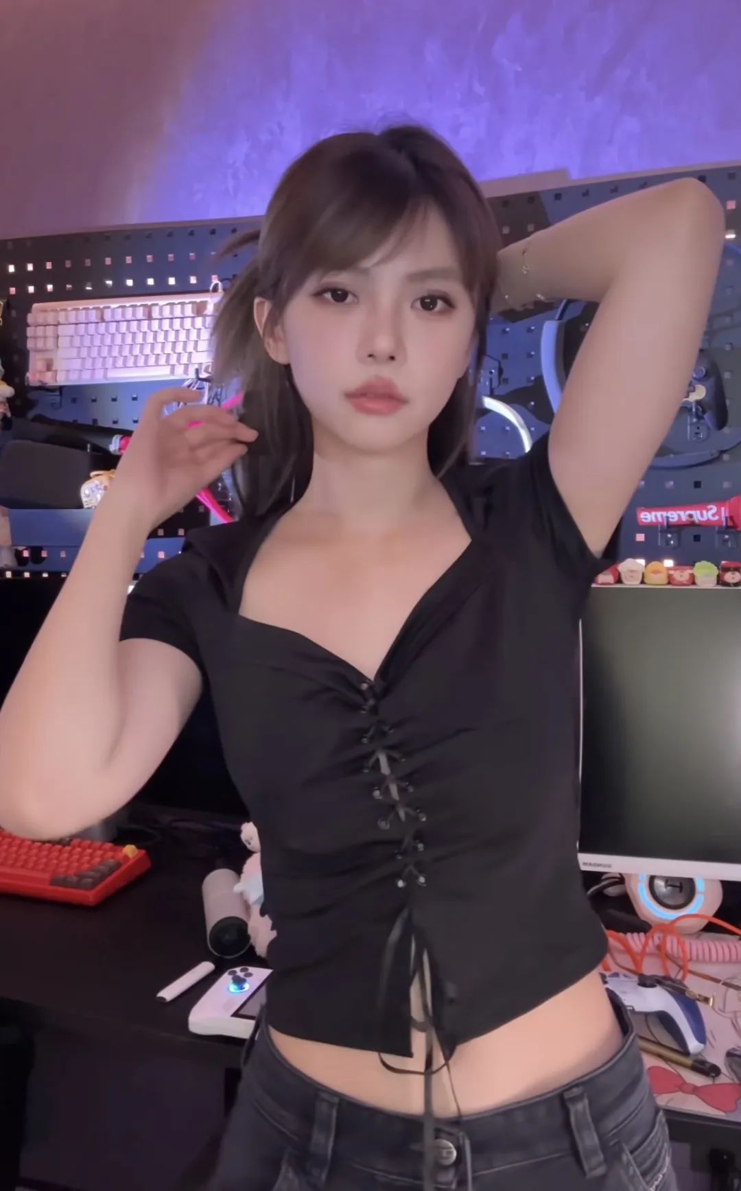 周淑怡直播间请教如何跳擦边舞!网友热评:可飞?周淑怡怒怼:飞你老木!