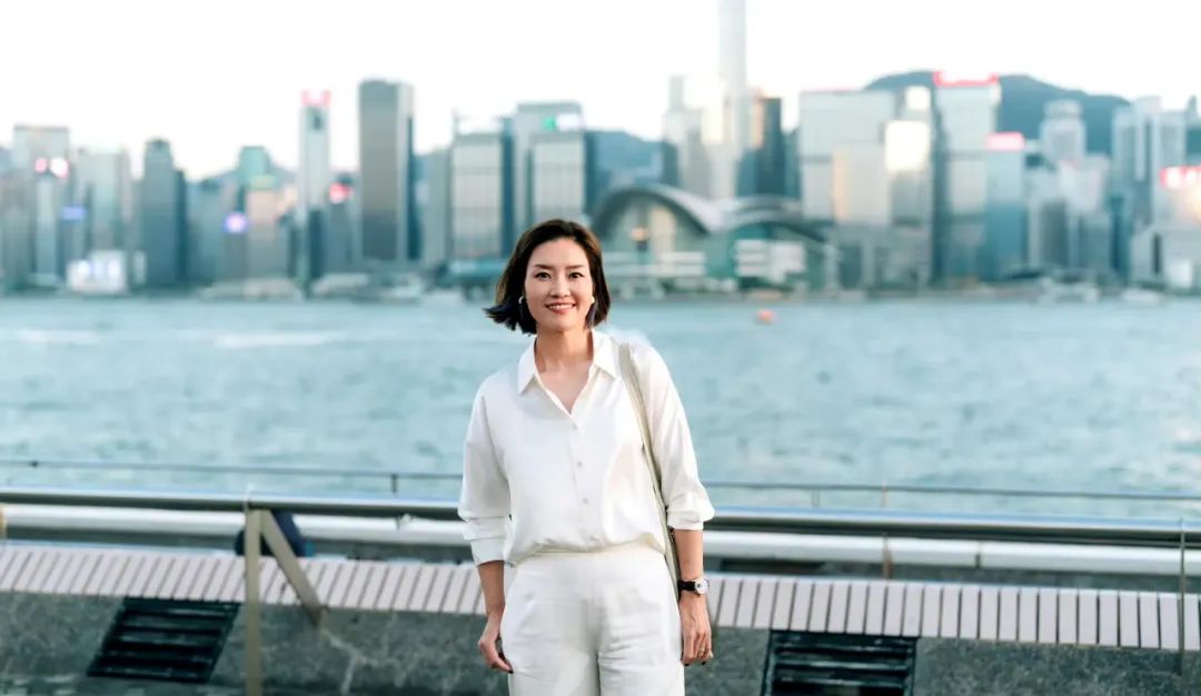 42岁李娜美丽升级，V领衬衫展现温婉端庄