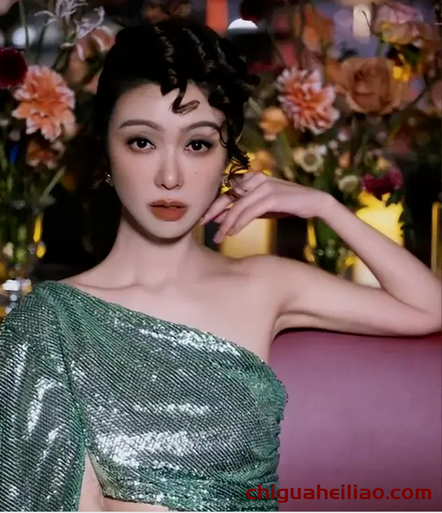 薛凯琪火辣身材吸睛，43岁依旧青春洋溢