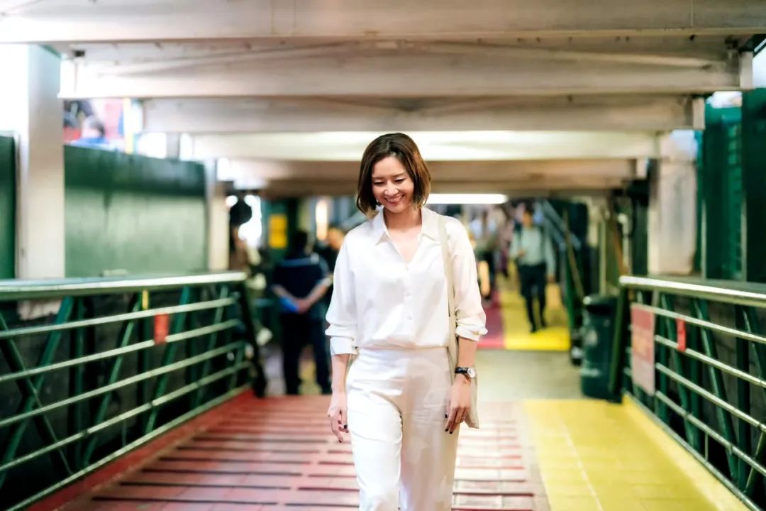 42岁李娜美丽升级，V领衬衫展现温婉端庄